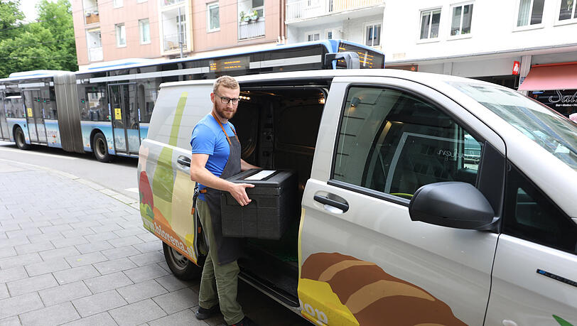 Einer von vier Transportern, die in München Lebensmittel ausfahren. Einer von vier Transportern, die in München Lebensmittel ausfahren.