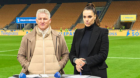 Bastian Schweinsteiger macht einen Witz, der bei Esther Sedlaczek nicht gut ankommt.