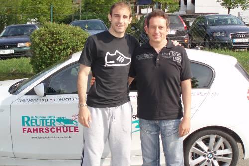 Schüler und Lehrer: Club-Star Javier Pinola (l.) mit seinem Ausbilder Jochen Reuter.