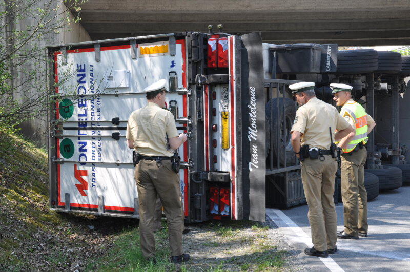 Auf der B 12 bei Simbach kippte ein Lkw um.