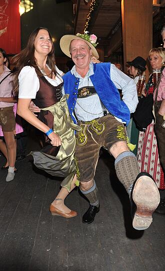 Wagen ein Tänzchen: Der Maler Wolfgang M. Prinz und Claudia Finger-Erben