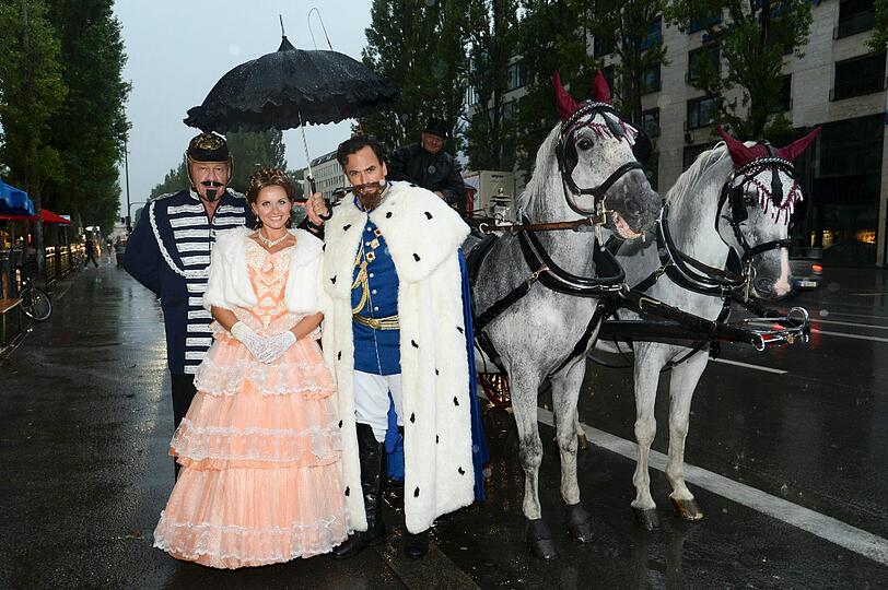 Jessica Boehrs Grüsser (Sissi) mit Mann Marcus Grüsser (König Ludwig) mit Gastgeber Hugo Bachmaier  als Schlossherr