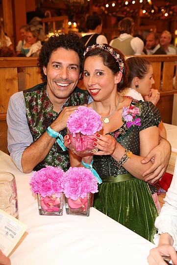 Boris Entrup und Lola Paltinger im Schützenzelt
