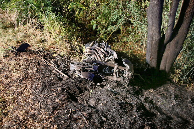 Zwei Motorradfahrer sind am Mittwochabend nach einem Zusammenprall auf der B299 gestorben.
