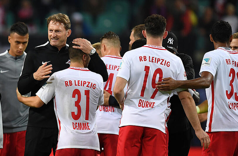 Nach dem Sieg gegen den FC Augsburg: Die Spieler von RB Leipzig jubeln mit Trainer Ralph Hasenhüttl.