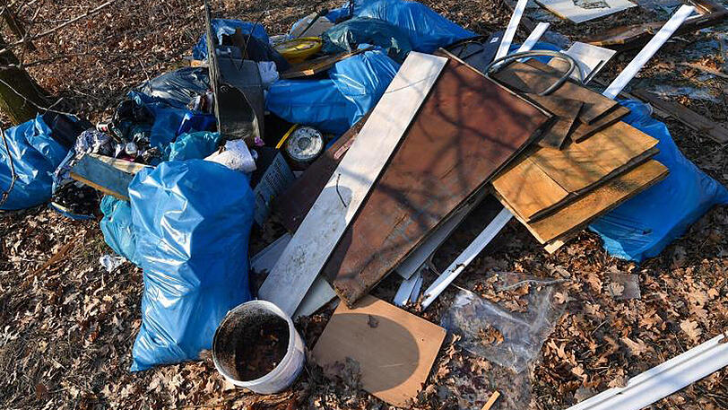 Illegal entsorgter Müll ist in einem Landschaftsschutzgebiet an der Oder in Brandenburg zu sehen.