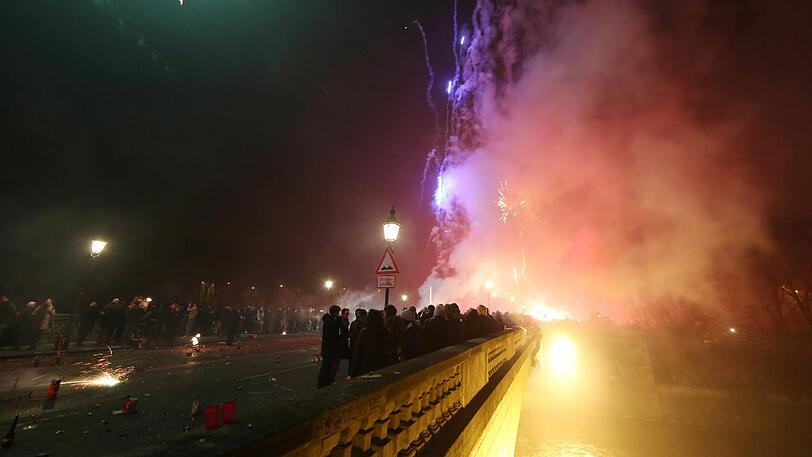 Happy New Year 2014! München feiert Silvester. Hier gibt's die Bilder vom Feuerwerk und von der Party am Friedensengel.