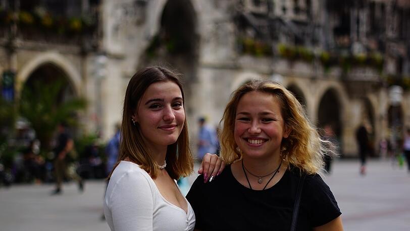 Mara Kunzenick (l.) und Julia Tejkl gehen im Nachbarbundesland auf die Schule.