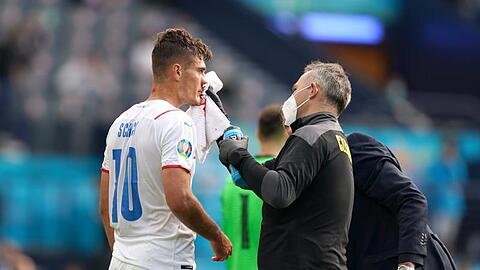Schick (l) wird medizinisch versorgt.