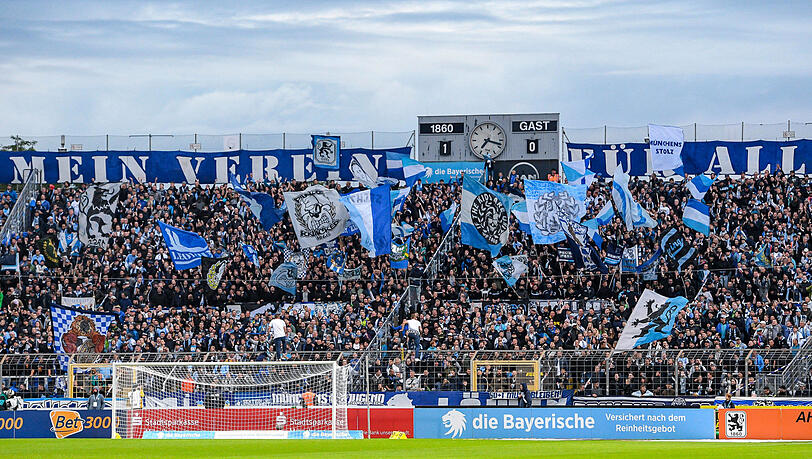 Fahnenmeer, alte Anzeigentafel - und kein Dach: In der Westkurve des Stadions ist auch diese Saison alles wie eh und je. Nach den Plänen der Stadt soll umfangreich modernisiert werden.