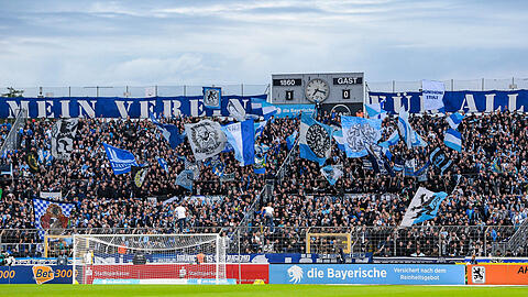 Fahnenmeer, alte Anzeigentafel - und kein Dach: In der Westkurve des Stadions ist auch diese Saison alles wie eh und je. Nach den Plänen der Stadt soll umfangreich modernisiert werden.