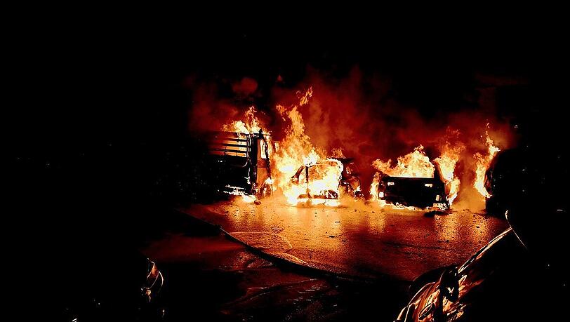 Vier Autos brennen lichterloh in der Klenzestraße Vier Autos brennen lichterloh in der Klenzestraße