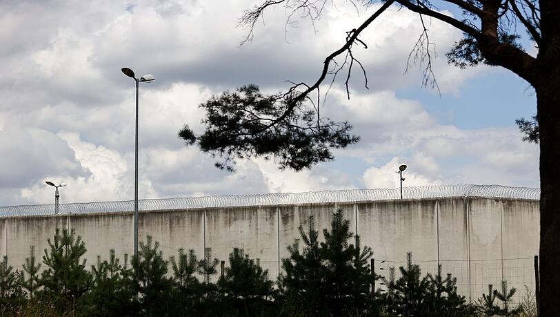 Blick auf die Mauern der Justizvollzugsanstalt Burg.