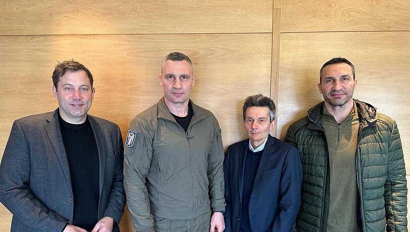 Lars Klingbeil (l) und Rolf Mützenich (3.v.l) sind in Kiew mit Bürgermeister Vitali Klitschko (2.v.l.) und dessen Bruder Wladimir Klitschko zusammengetroffen