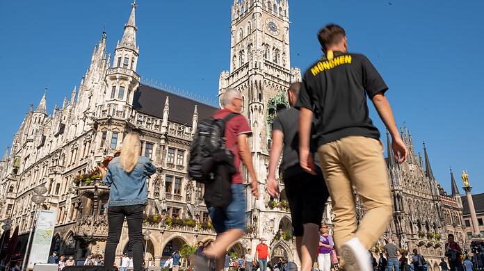 Passanten gehen über den Marienplatz. In innenstädtischen Bereichen ist die Fußgängerfreundlichkeit tendenziell höher.
