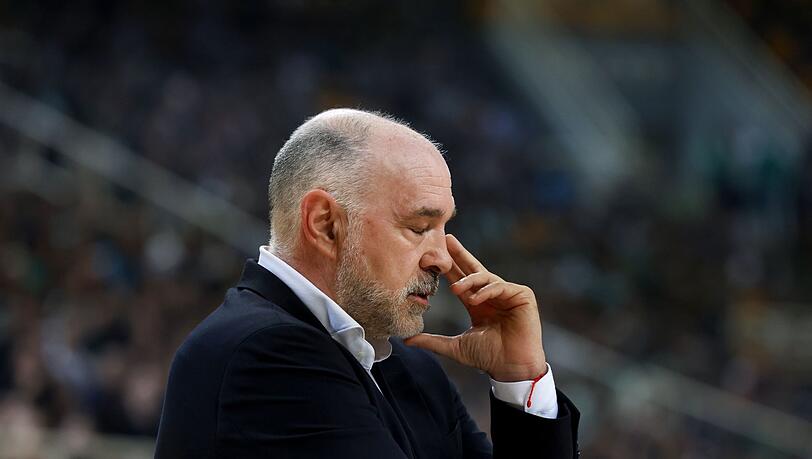 Bayerns Cheftrainer Pablo Laso reagiert am Spielfeldrand.