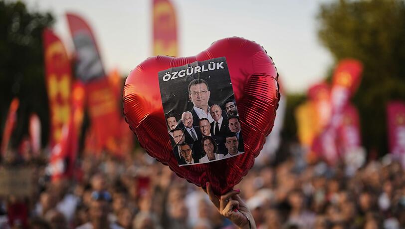 Immer wieder gibt es in der Türkei Demonstrationen für die Freilassung inhaftierter CHP-Politiker wie Ekrem Imamoglu. (Archivbild)