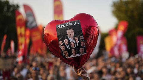 Immer wieder gibt es in der Türkei Demonstrationen für die Freilassung inhaftierter CHP-Politiker wie Ekrem Imamoglu. (Archivbild)