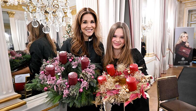 Nehmen gleich zwei schöne Kränze mit nach Hause: Karen Webb (l.) und Tochter Romy. Nehmen gleich zwei schöne Kränze mit nach Hause: Karen Webb (l.) und Tochter Romy.