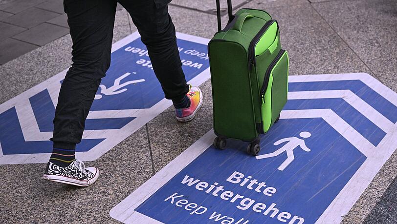 Auch mit Aufklebern auf dem Boden will die Bahn Engpässe am Münchner Hauptbahnhof vermeiden. (Archivbild) Auch mit Aufklebern auf dem Boden will die Bahn Engpässe am Münchner Hauptbahnhof vermeiden. (Archivbild)