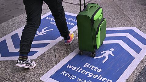 Auch mit Aufklebern auf dem Boden will die Bahn Engp&auml;sse am M&uuml;nchner Hauptbahnhof vermeiden. (Archivbild)