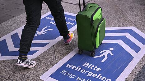 Auch mit Aufklebern auf dem Boden will die Bahn Engp&auml;sse am M&uuml;nchner Hauptbahnhof vermeiden. (Archivbild)