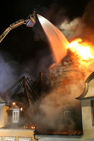 Ein Großbrand in der Coburger Innenstadt
hat in der Nacht zum Sonntag einen Millionenschaden angerichtet.
