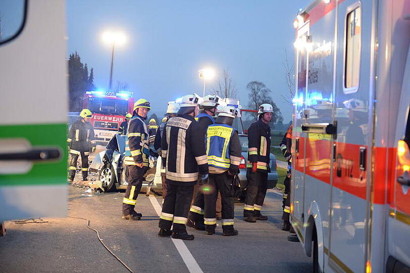 Ein Audi-Fahrer geriet auf der Bundesstraße bei Marquartstein auf die Gegenfahrbahn. Es kam zum Frontalzusammenstoß.