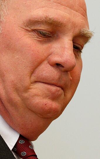 Seine Krawatte ist wieder Bordeaux-rot wie am ersten Prozesstag: Uli Hoeneß kam erneut in Begleitung von Frau Susanne in den Gerichtssaal. Mit dabei: Verteidiger Hanns Feigen. Die Bilder vom dritten Prozesstag vor dem Landgericht München II...