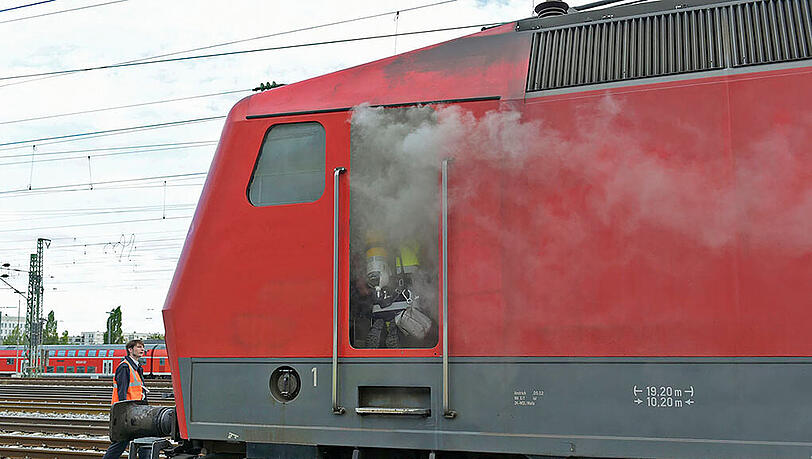 Einsatzkräfte an der defekten IC-Lok bei der Haltestelle "Hirschgarten". Der Einsatz sorgte für eine komplette Sperrung der S-Bahn-Stammstrecke.