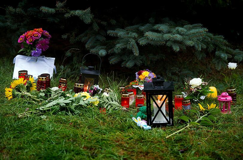 Blumen und Kerzen liegen in Lampersdorf an der Einfahrt des Bauernhofes, in dem die Polizei die entführte und ermordete 17-jährige Anneli gefunden hat.