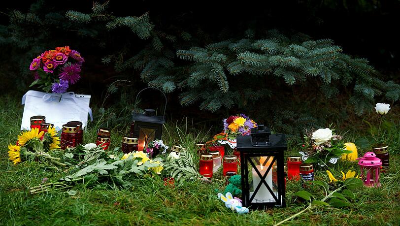 Blumen und Kerzen liegen in Lampersdorf an der Einfahrt des Bauernhofes, in dem die Polizei die entführte und ermordete 17-jährige Anneli gefunden hat. Blumen und Kerzen liegen in Lampersdorf an der Einfahrt des Bauernhofes, in dem die Polizei die entführte und ermordete 17-jährige Anneli gefunden hat.