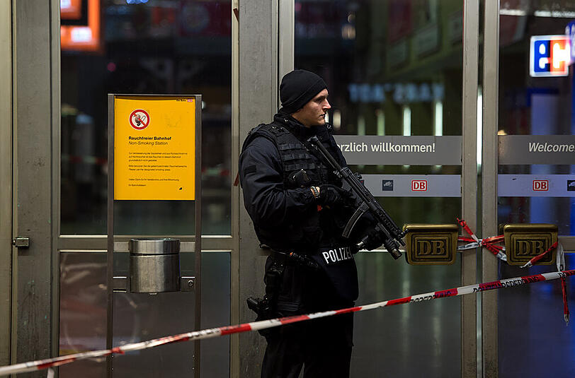 Aufgrund der Terror-Warnung wurde der Hauptbahnhof evakuiert und abgeriegelt.