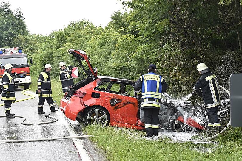 Der Audi brennt komplett aus - der Fahrer überlebt den schweren Unfall.
