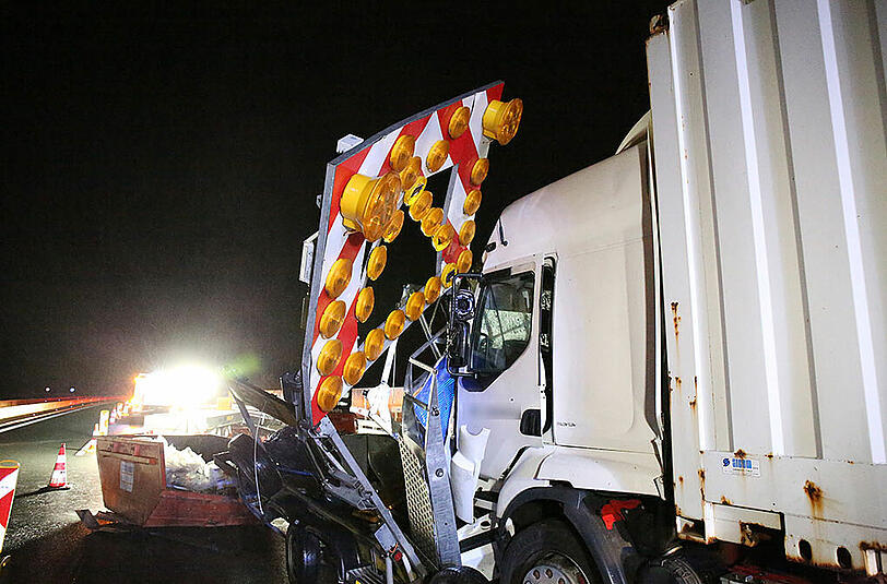 Bei seinem Crash in eine Baustelle hinterließ ein Lkw eine Schneise der Verwüstung. Die Bilder.