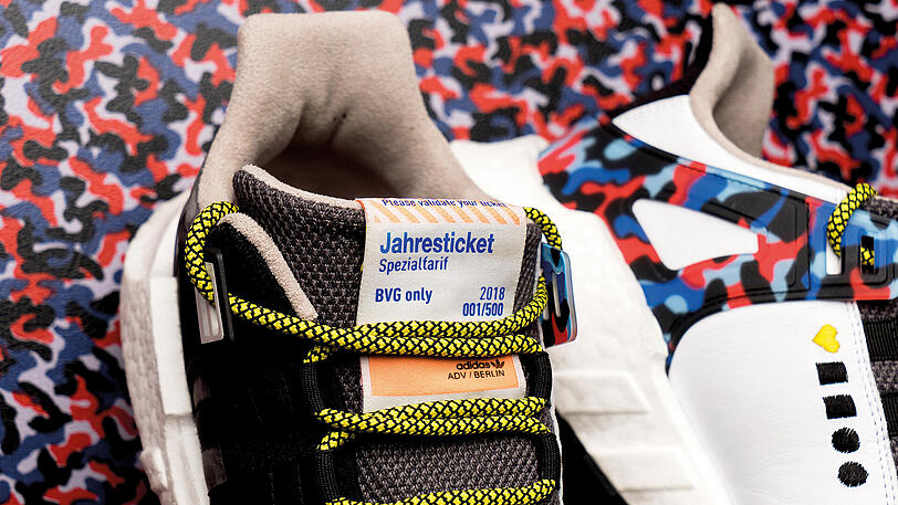 Warten auf den Wunderschuh: Trotz eisiger Temperaturen harrten zahlreiche Berliner die ganze Nacht durch aus, um einen der begehrten BVG-Sneaker zu ergattern.
