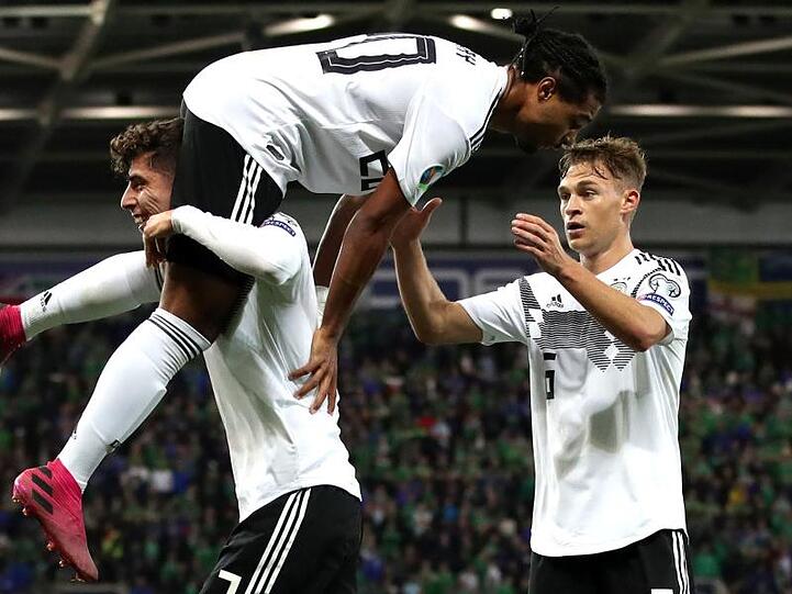 Kai Havertz, Serge Gnabry und Joshua Kimmich (l-r) feiern Gnabrys Treffer zum 2:0.