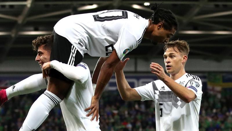 Kai Havertz, Serge Gnabry und Joshua Kimmich (l-r) feiern Gnabrys Treffer zum 2:0. Kai Havertz, Serge Gnabry und Joshua Kimmich (l-r) feiern Gnabrys Treffer zum 2:0.