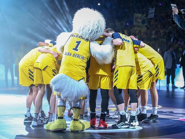 Die Mannschaft von Alba Berlin schwört sich vor Spielbeginn auf das Pokalfinale ein.