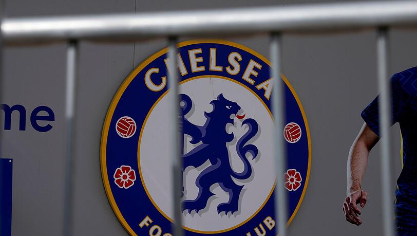 Das Logo des FC Chelsea ist hinter einer Absperrung am Eingang des Londoner Stadions Stamford Bridge zu sehen. Der Verein hat laut Medienberichten neue Besitzer.