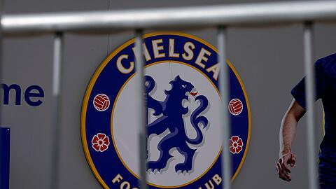 Das Logo des FC Chelsea ist hinter einer Absperrung am Eingang des Londoner Stadions Stamford Bridge zu sehen. Der Verein hat laut Medienberichten neue Besitzer.