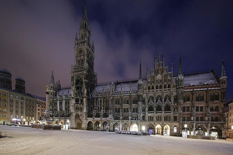 Der weiße Marienplatz wirkt wie ein großer Aufheller - und lässt das Neue Rathaus unwirklich blass erscheinen.