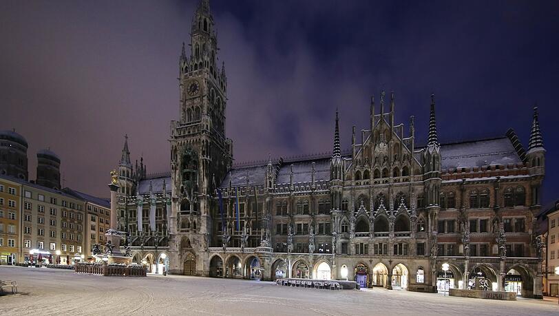 Der weiße Marienplatz wirkt wie ein großer Aufheller - und lässt das Neue Rathaus unwirklich blass erscheinen.