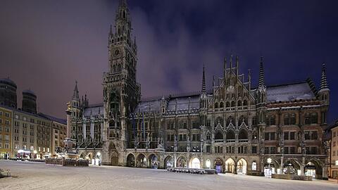 Der weiße Marienplatz wirkt wie ein großer Aufheller - und lässt das Neue Rathaus unwirklich blass erscheinen.