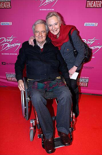 Uschi und Peter zu Hohenlohe auf dem roten Teppich vor der pinken Wand.