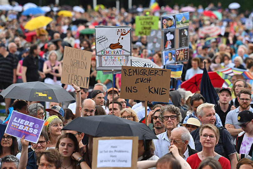 Tausende Menschen haben am Samstag auf dem Königsplatz in München gegen rechts demonstriert.