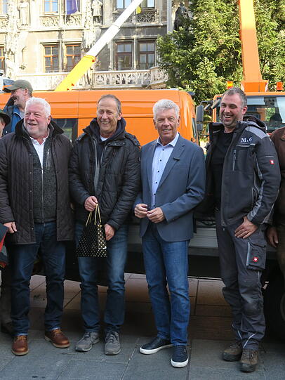 Sichtlich glücklich, dass beim Aufstellen des Christbaums alles gut geklappt hat: Antdorfs Bürgermeister, Klaus Kostalek (2.v.l.), und Münchens Oberbürgermeister, Dieter Reiter.