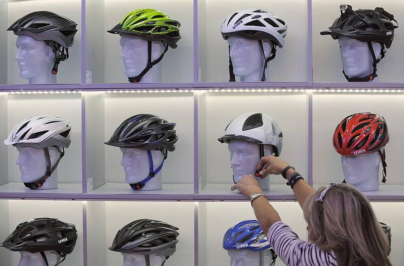 Fahrradhelme in einem Geschäft. Müssen Radfahrer sie bald verpflichtend tragen? Dazu fällt am Dienstag ein höchstrichterliches Urteil.