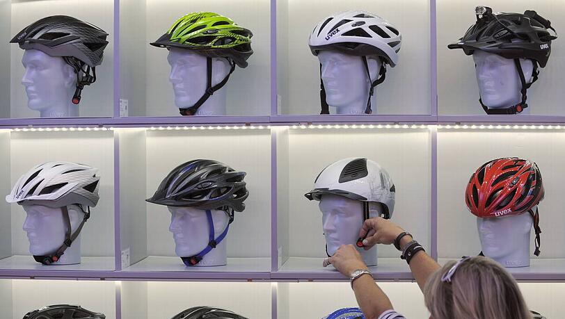 Fahrradhelme in einem Geschäft. Müssen Radfahrer sie bald verpflichtend tragen? Dazu fällt am Dienstag ein höchstrichterliches Urteil. Fahrradhelme in einem Geschäft. Müssen Radfahrer sie bald verpflichtend tragen? Dazu fällt am Dienstag ein höchstrichterliches Urteil.