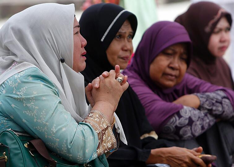 Zehn Jahre später gedenken Angehörige der Tsunami-Opfer in Indonesien